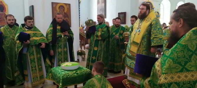 Послушницы монастыря приняли участие в архиерейской службе