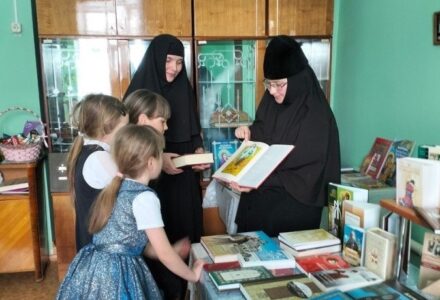 Сестры рассказали детям о православной книге