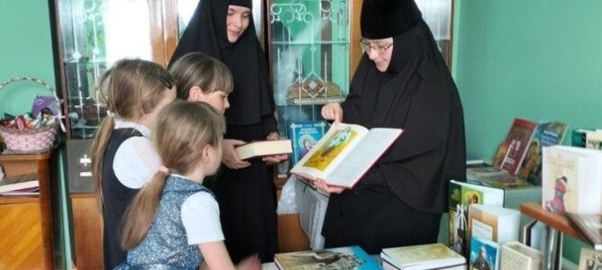Сестры рассказали детям о православной книге